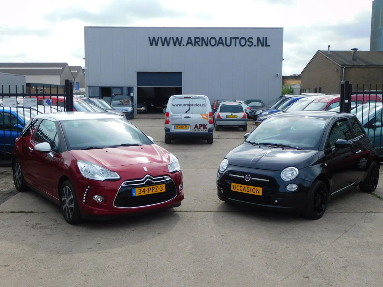 Het pand van Arno's Auto's aan de Maaskade in Oss