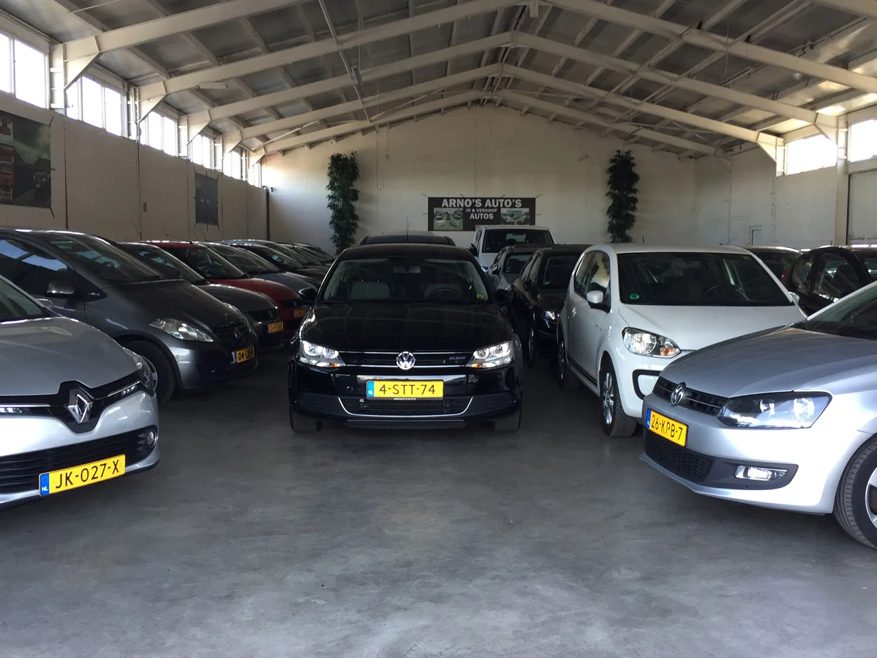 De hal van Arno's Auto's vol occasions