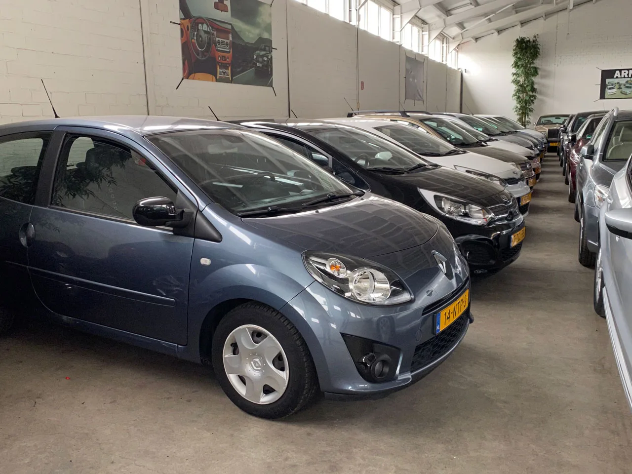Occasions in de hal van Arno's Auto's