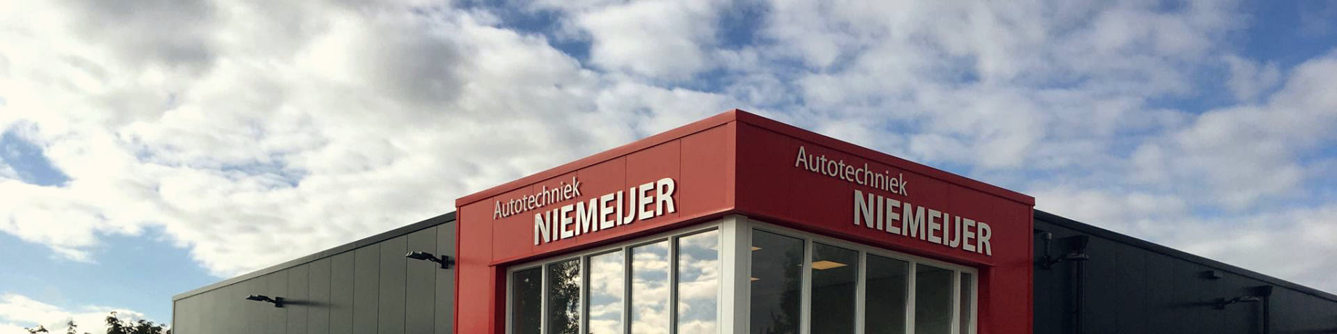 Het pand van Autotechniek Niemeijer met de rode gevel
