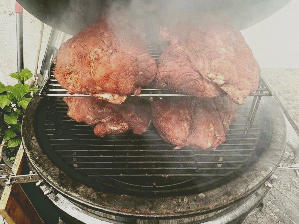 BBQ met groenten en vlees op de grill
