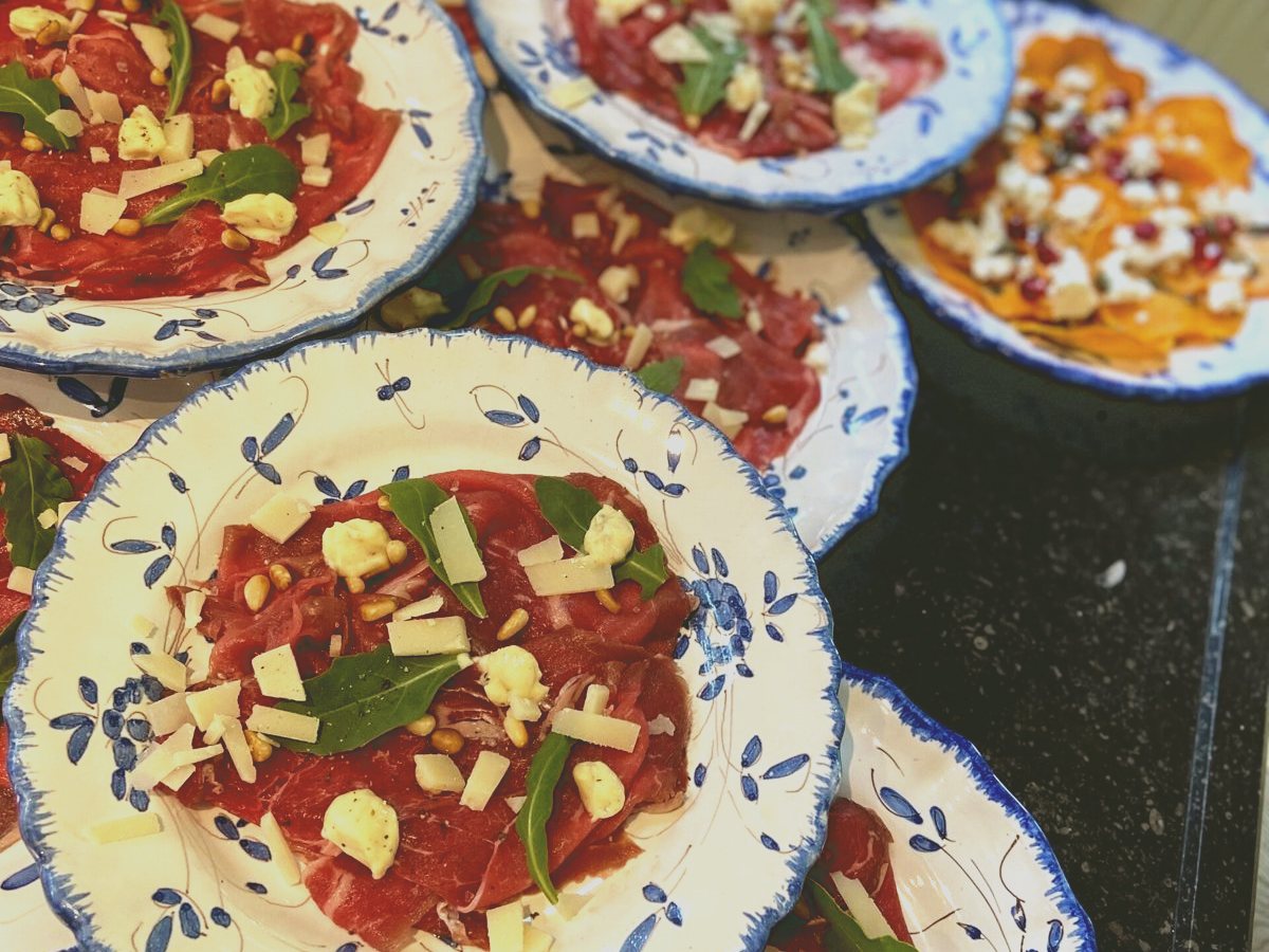 Kleine gerechten van een walking dinner