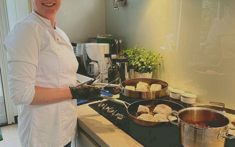 Juliëtte aan het werk in de keuken
