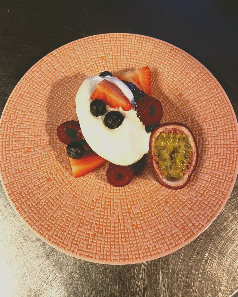 Dessert met vers fruit en passievrucht