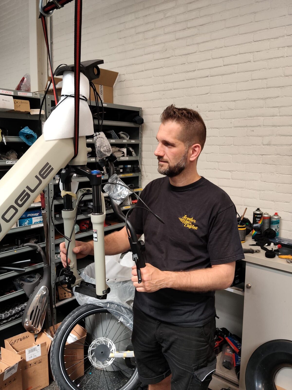 Monteur van Cuijten in de werkplaats