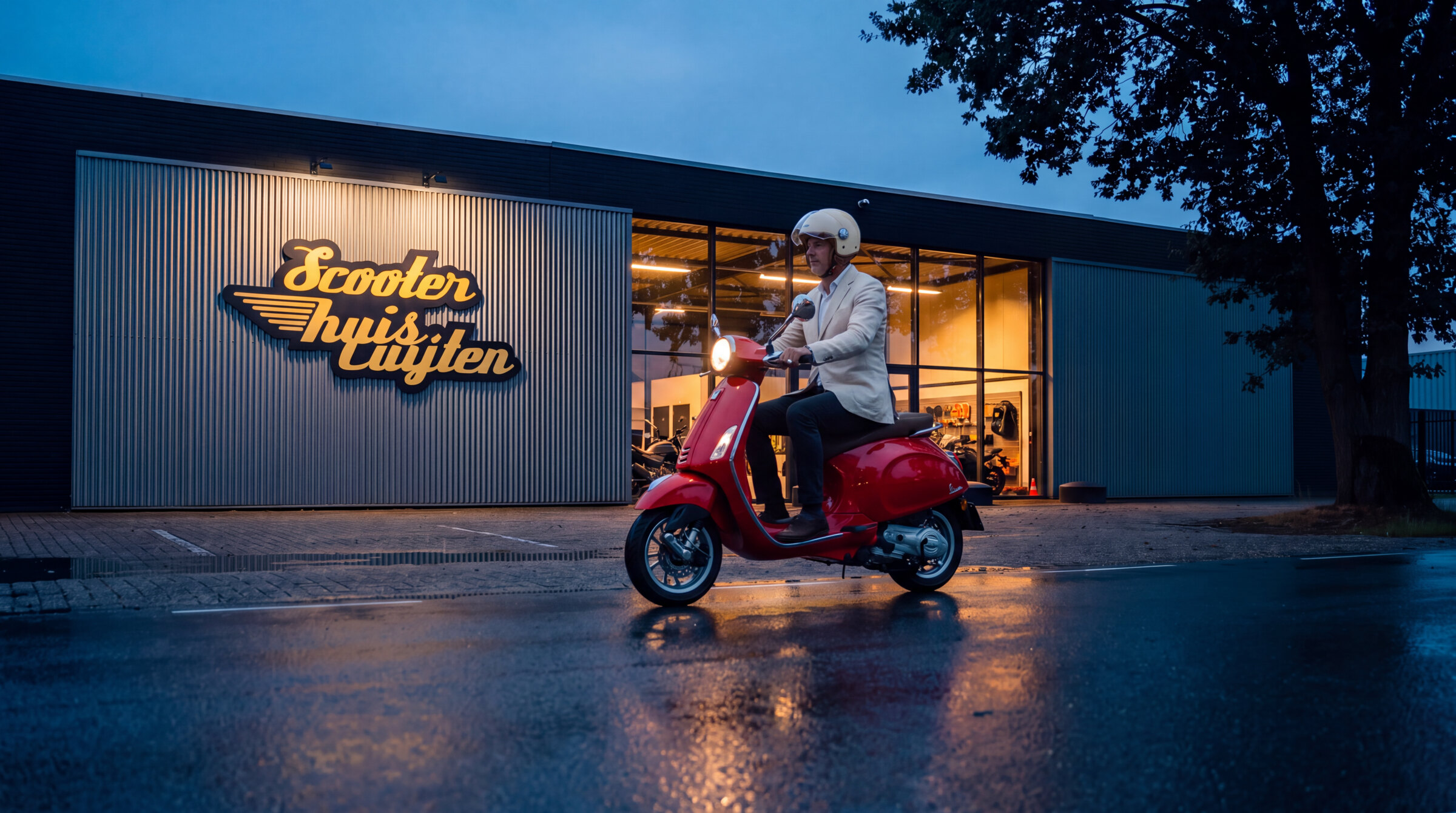Rode Vespa voor het pand van Scooterhuis Cuijten bij schemer