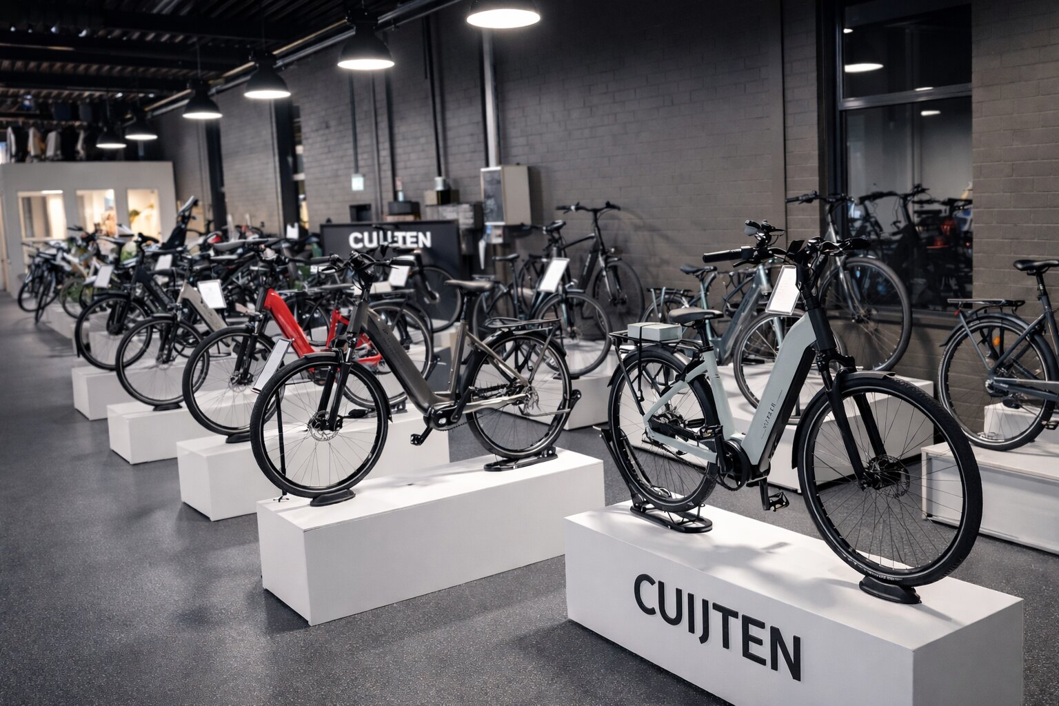 Showroom van Cuijten met e-bikes op witte podia