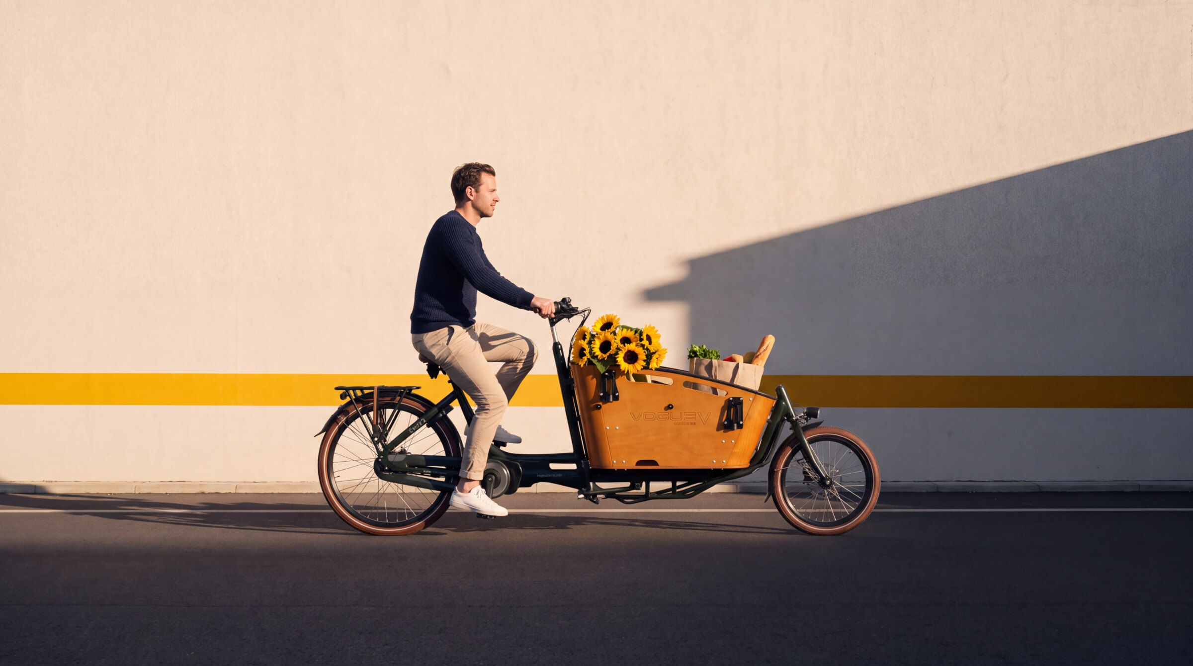 Man op een Vogue Carry 2 bakfiets met zonnebloemen