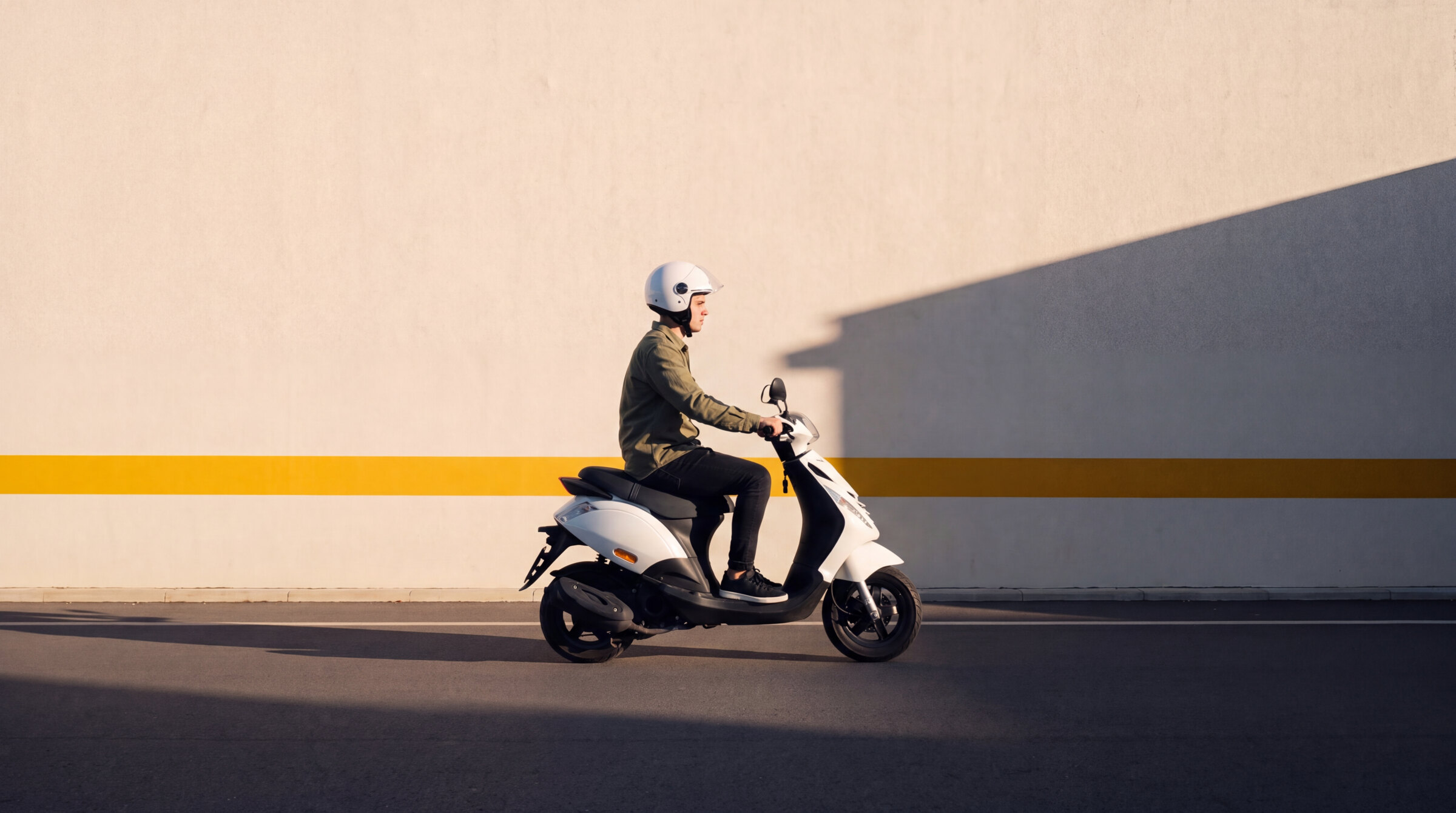 Jongeman op een witte Piaggio Zip