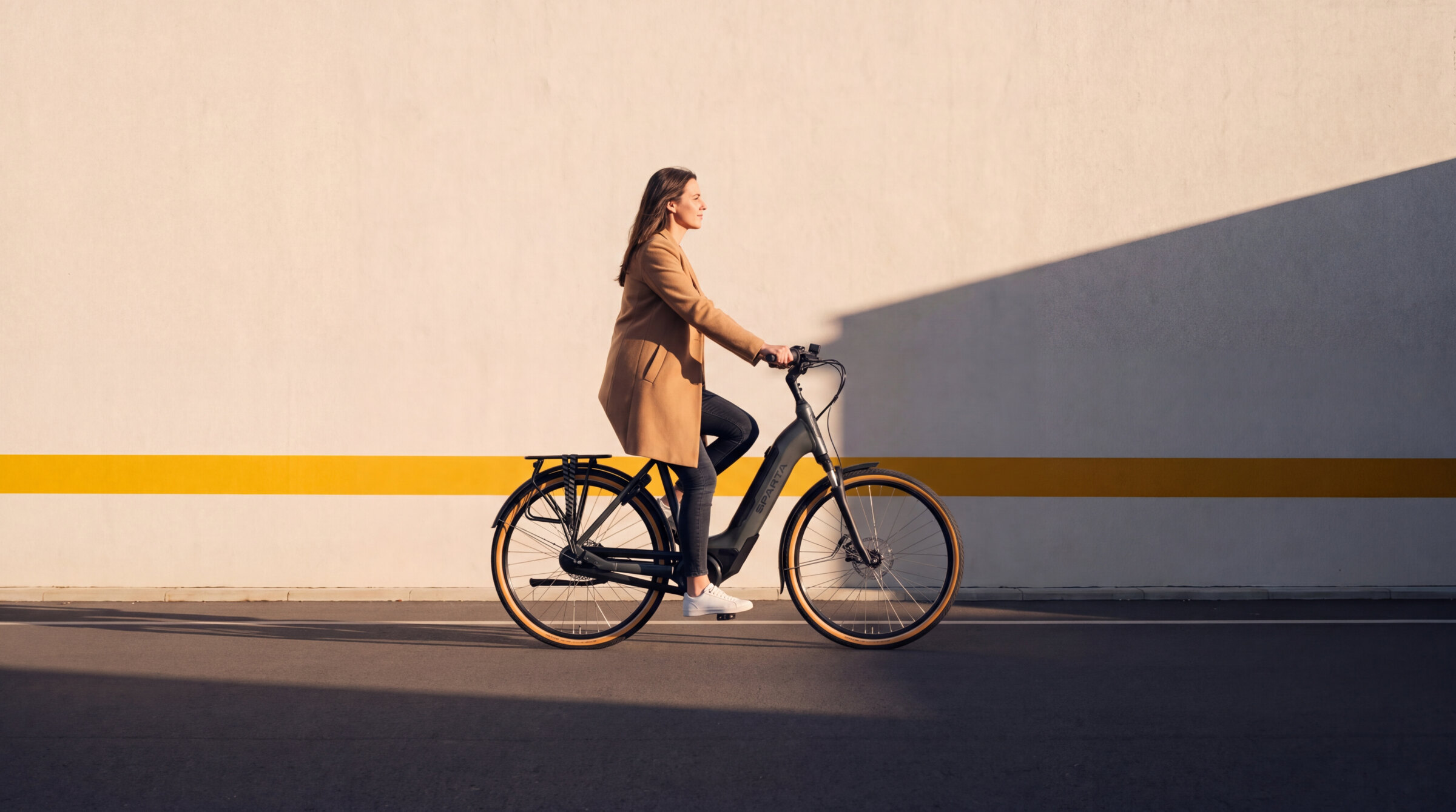 Vrouw op een Sparta C-Grid Energy e-bike