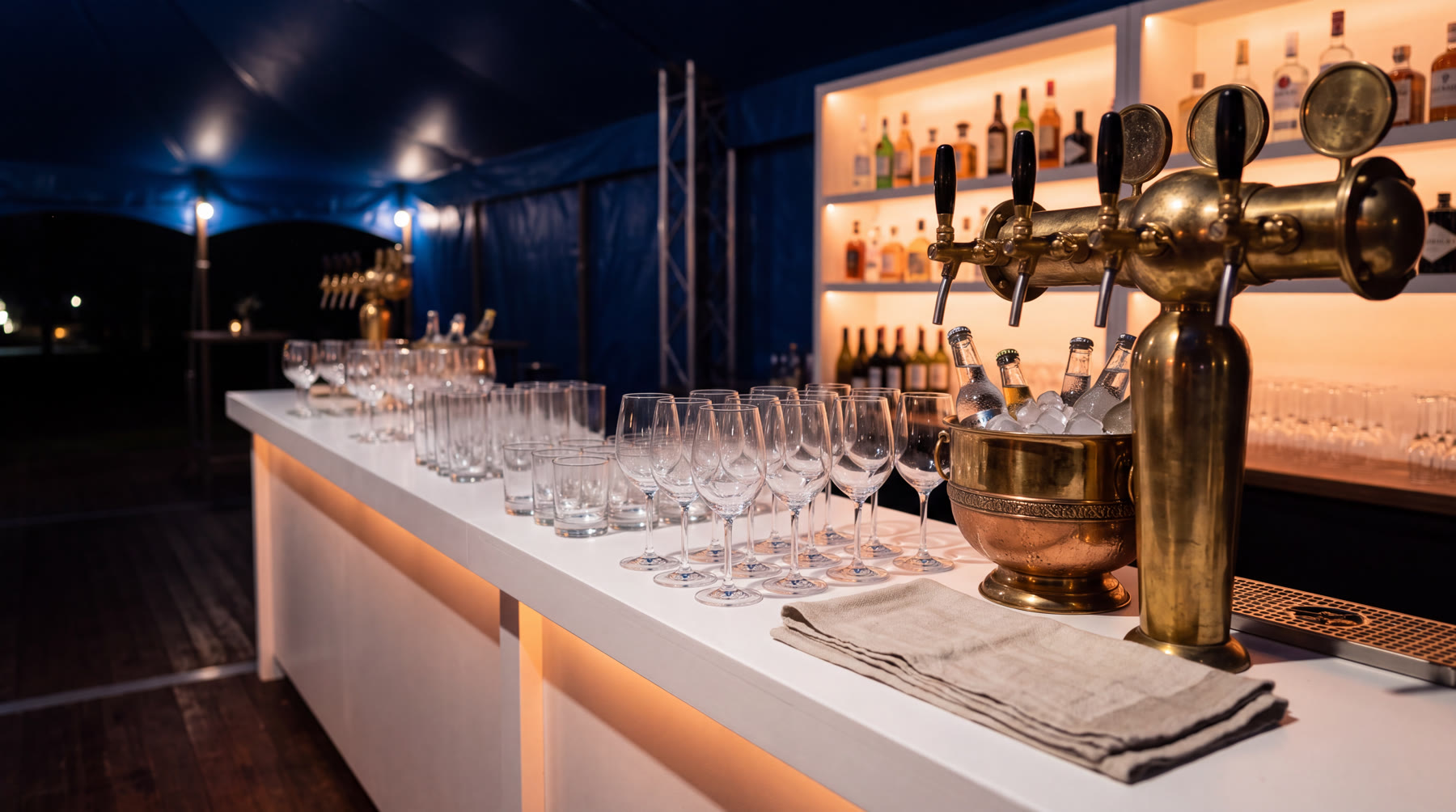 Bar met koperen tap en schoon glaswerk