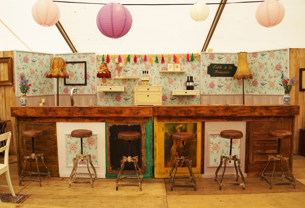 Houten borrelbar met barkrukken en vintage aankleding