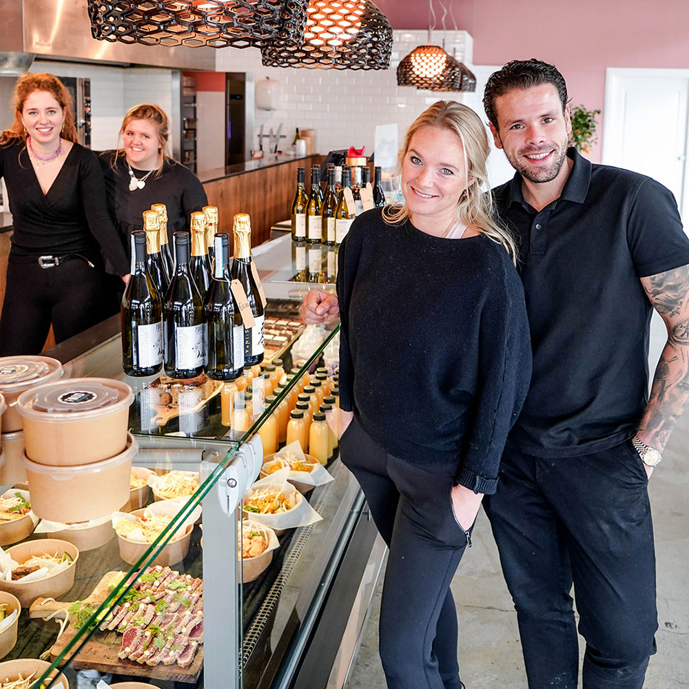 Het team van FoodSouldiers achter de toonbank