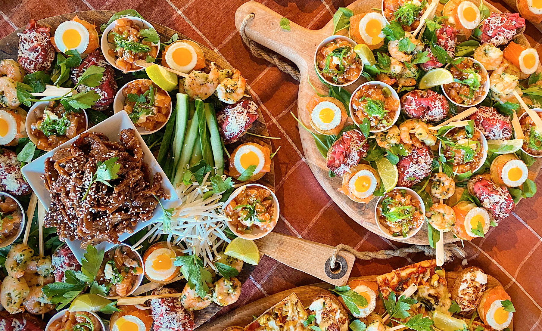 Rijk gevulde borrelplanken met bites