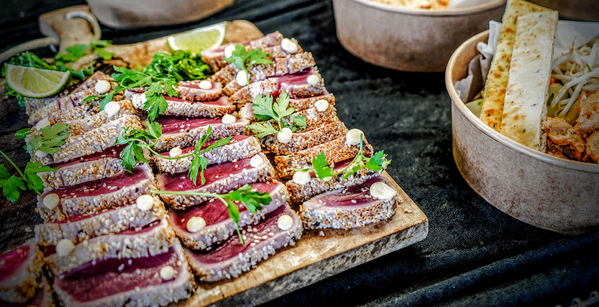 Tuna tataki met sesam op een houten plank