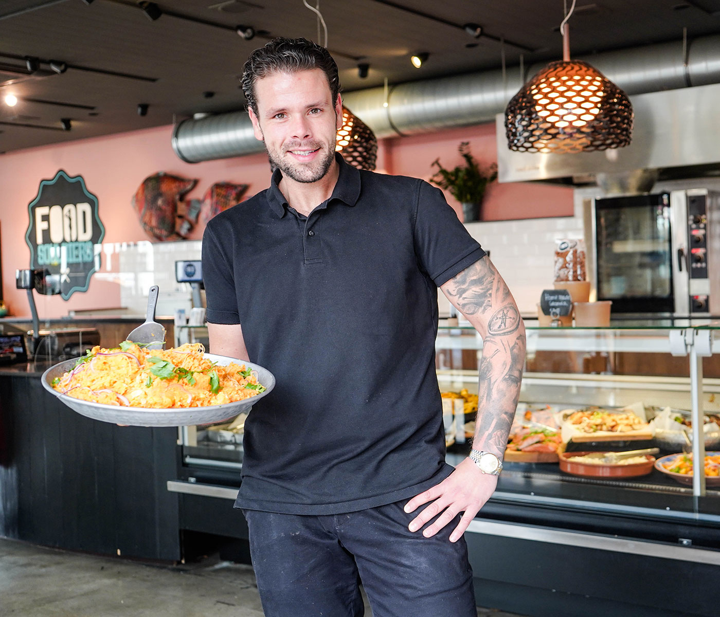 De eigenaar van FoodSouldiers met een verse schaal voor de vitrine
