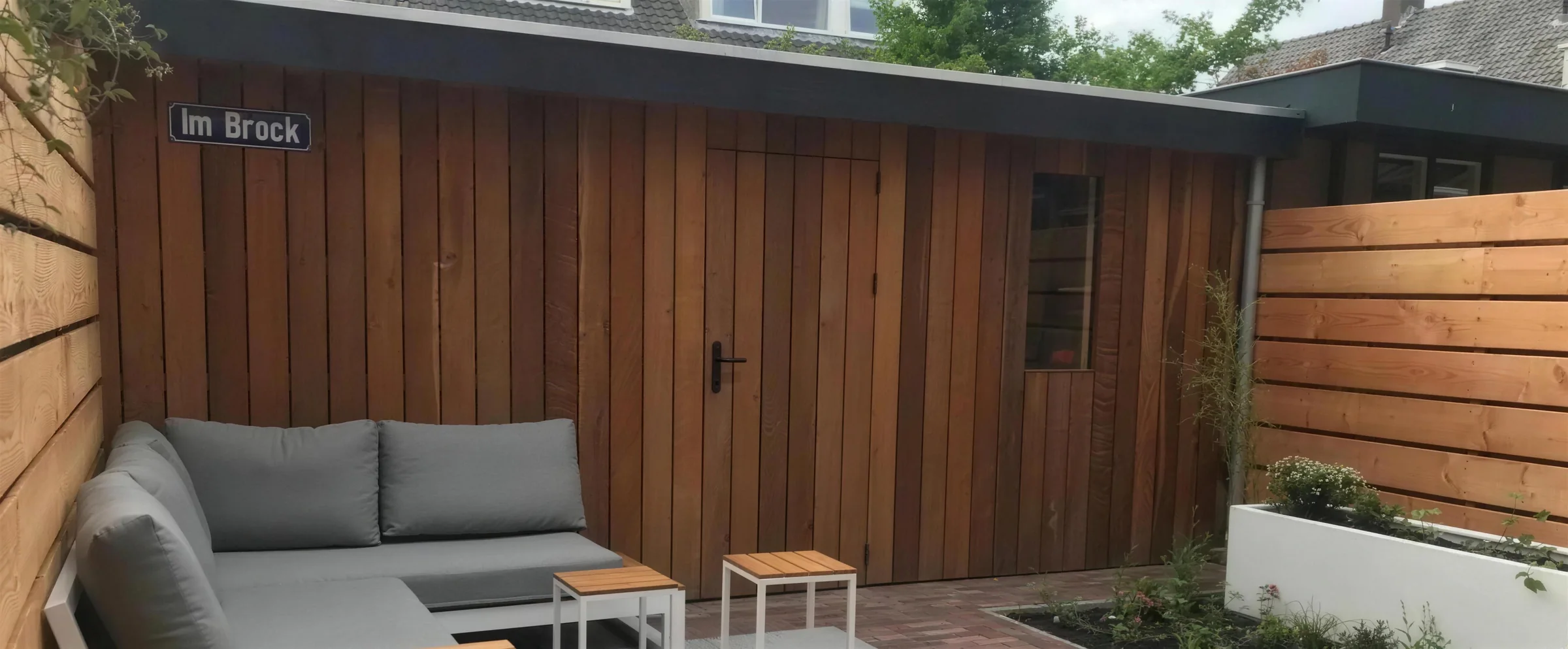 Aangelegde tuin met strakke lijnen en beplanting
