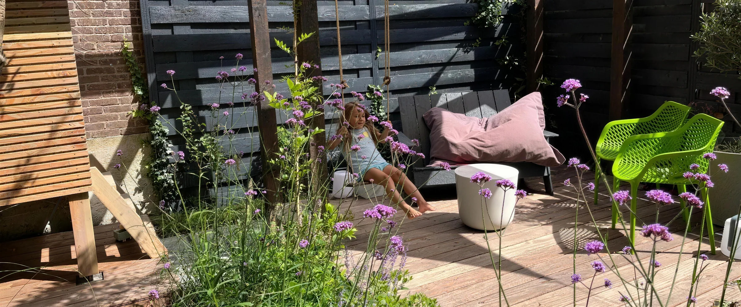 Vers aangelegd terras met houtwerk en groen