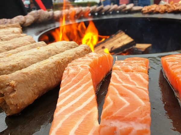 Zalm en kebab op de Ofyr barbecue
