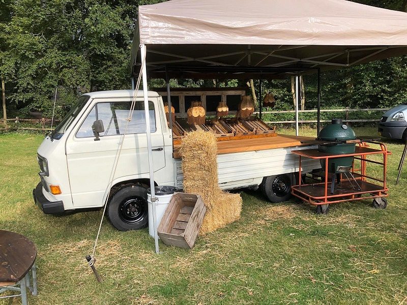 VW T3 foodtruck van Hapjesgigant op een buitenfeest