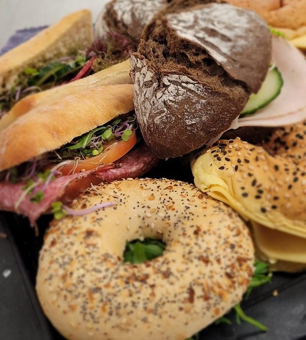 Luxe lunch met belegde broodjes en bagels