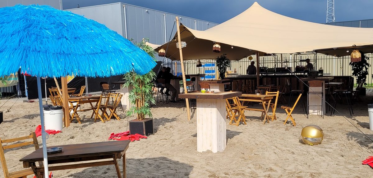 Zomers bedrijfsfeest met stretchtent verzorgd door Hapjesgigant