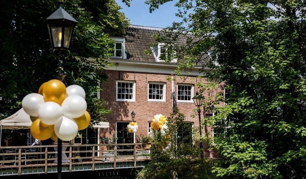 Gasten op het terras van Het Koetshuis