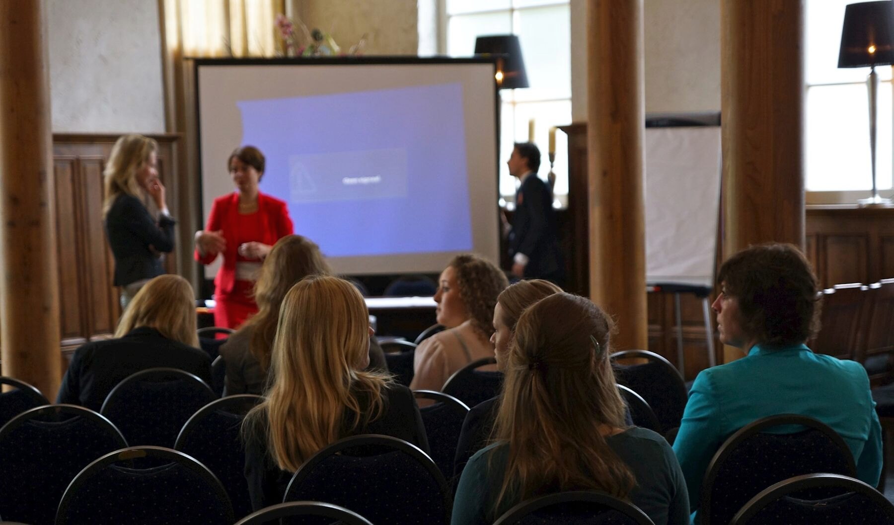 Zakelijke opstelling in de zaal van Het Koetshuis