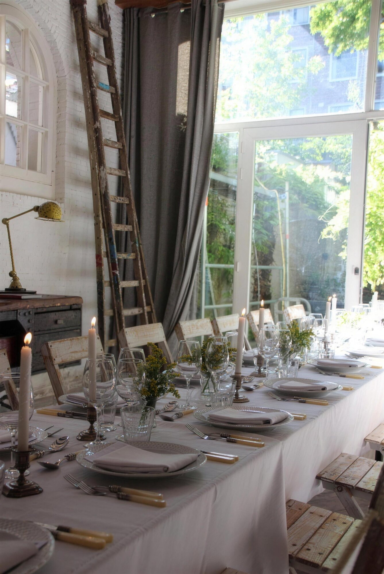 Gedekte tafel bij het raam, private dining door KYK