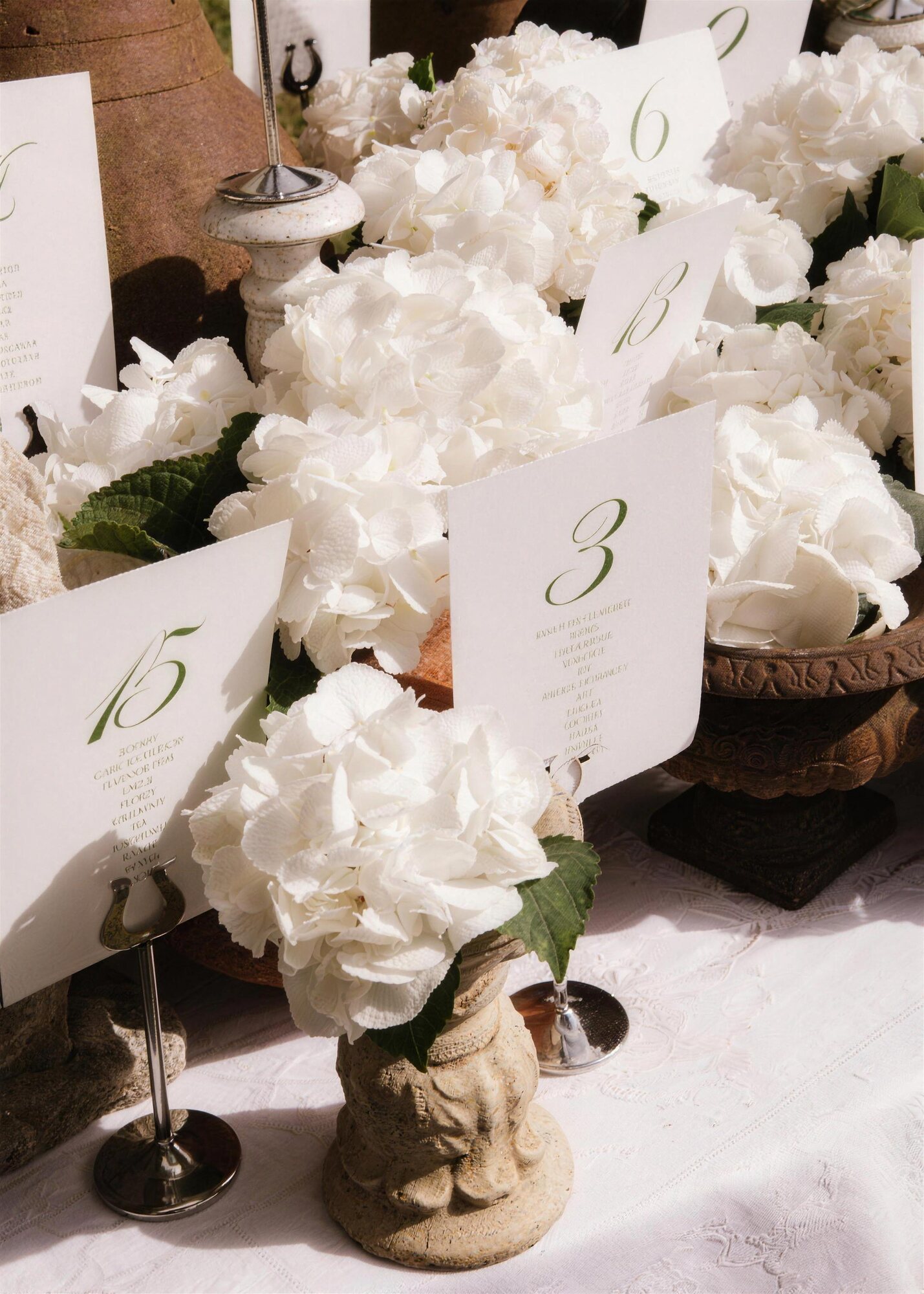 Tafelstyling met bloemen en naamkaartjes