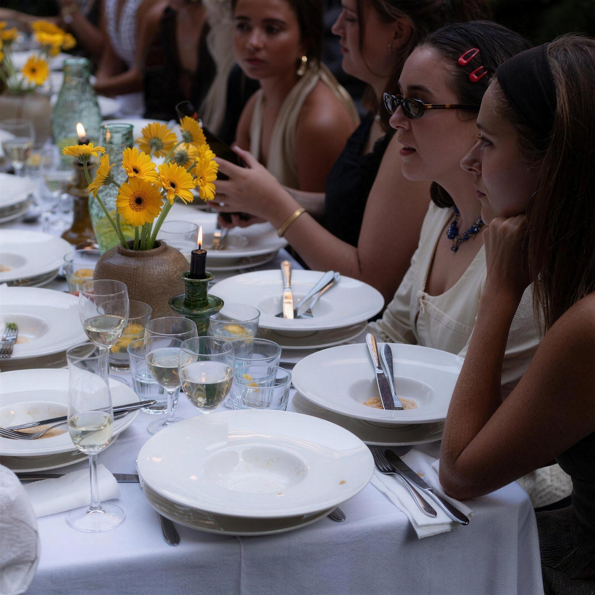 Gasten aan een lange tafel bij een zakelijk diner van KYK