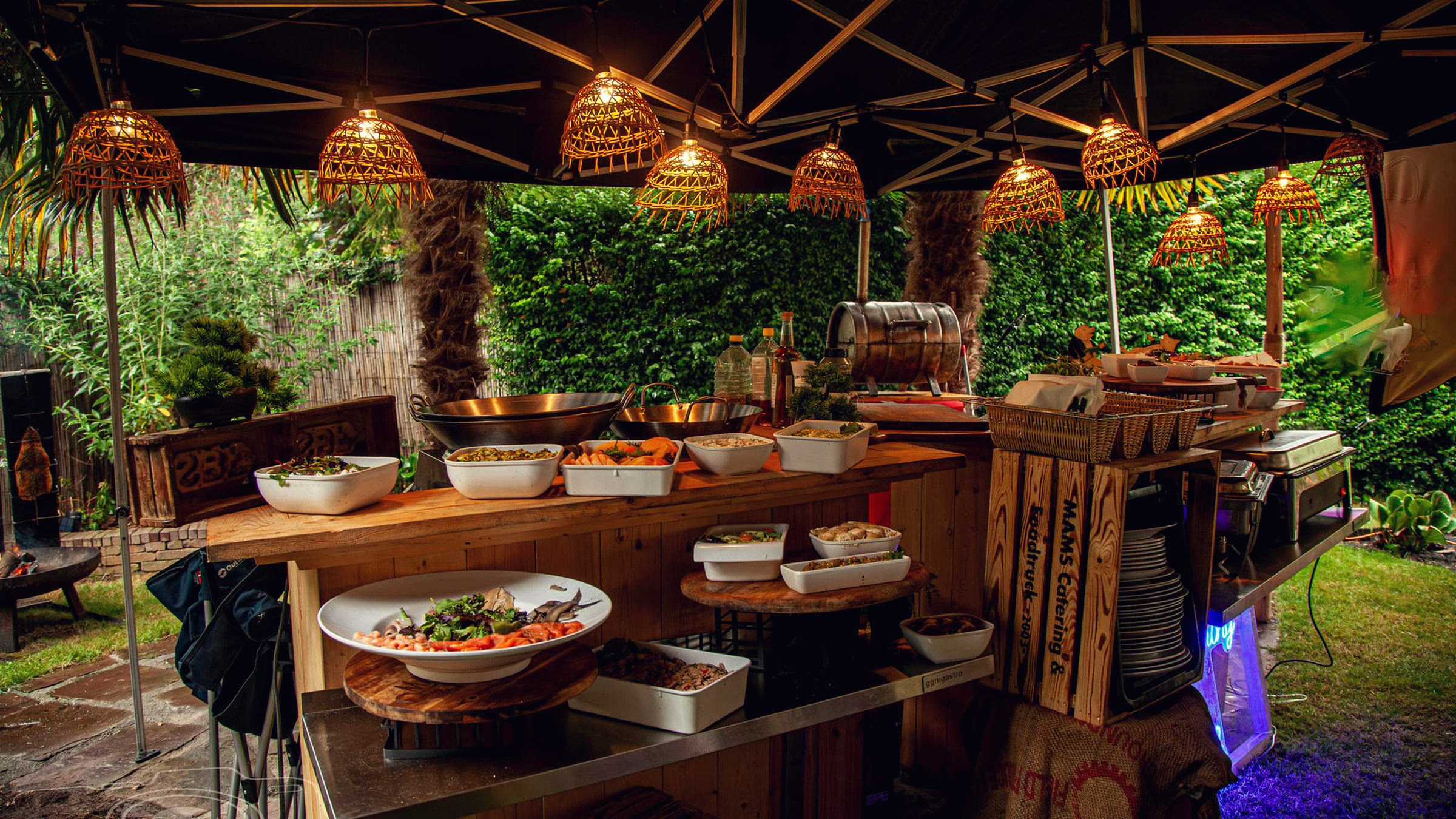Aangekleed buffet onder warme lampen in de tuin