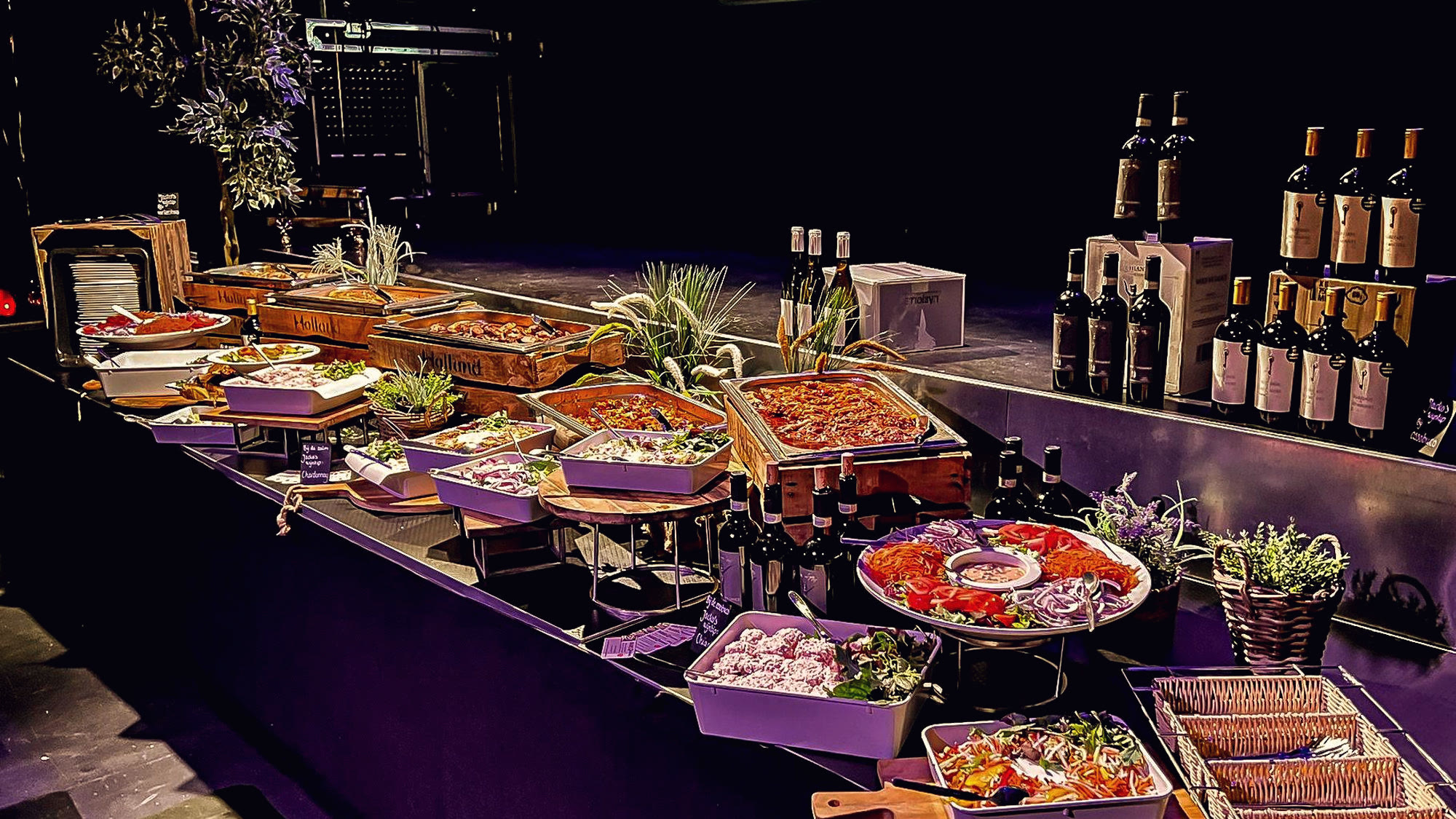 Buffet met warme en koude schalen op een aangeklede tafel