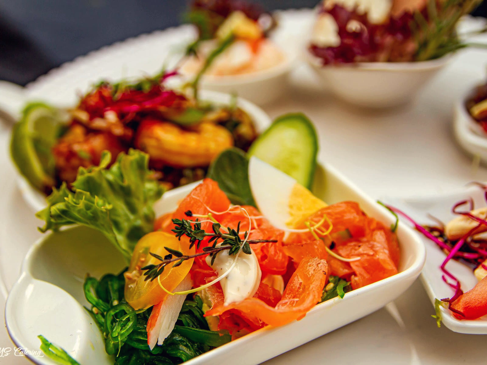 Huisgerookte zalm, geserveerd als hapje
