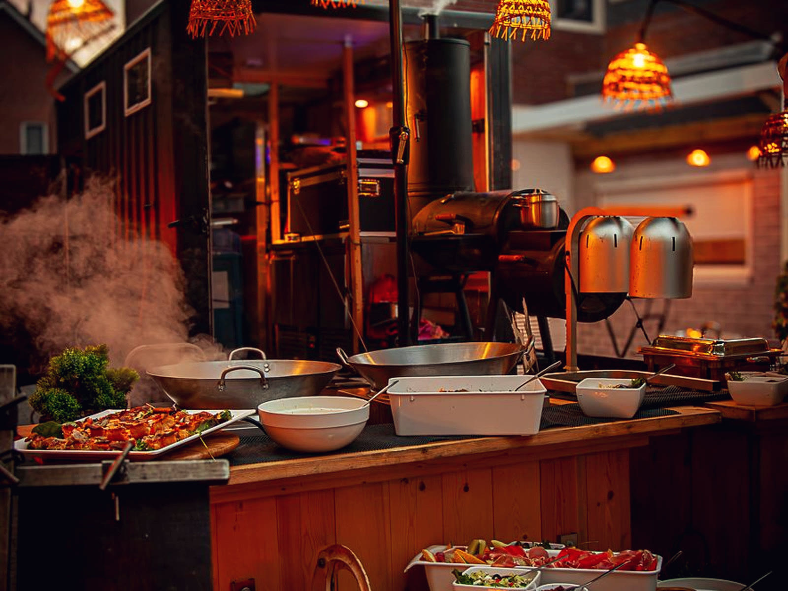 De bar van de foodtruck met tappunten en warme verlichting