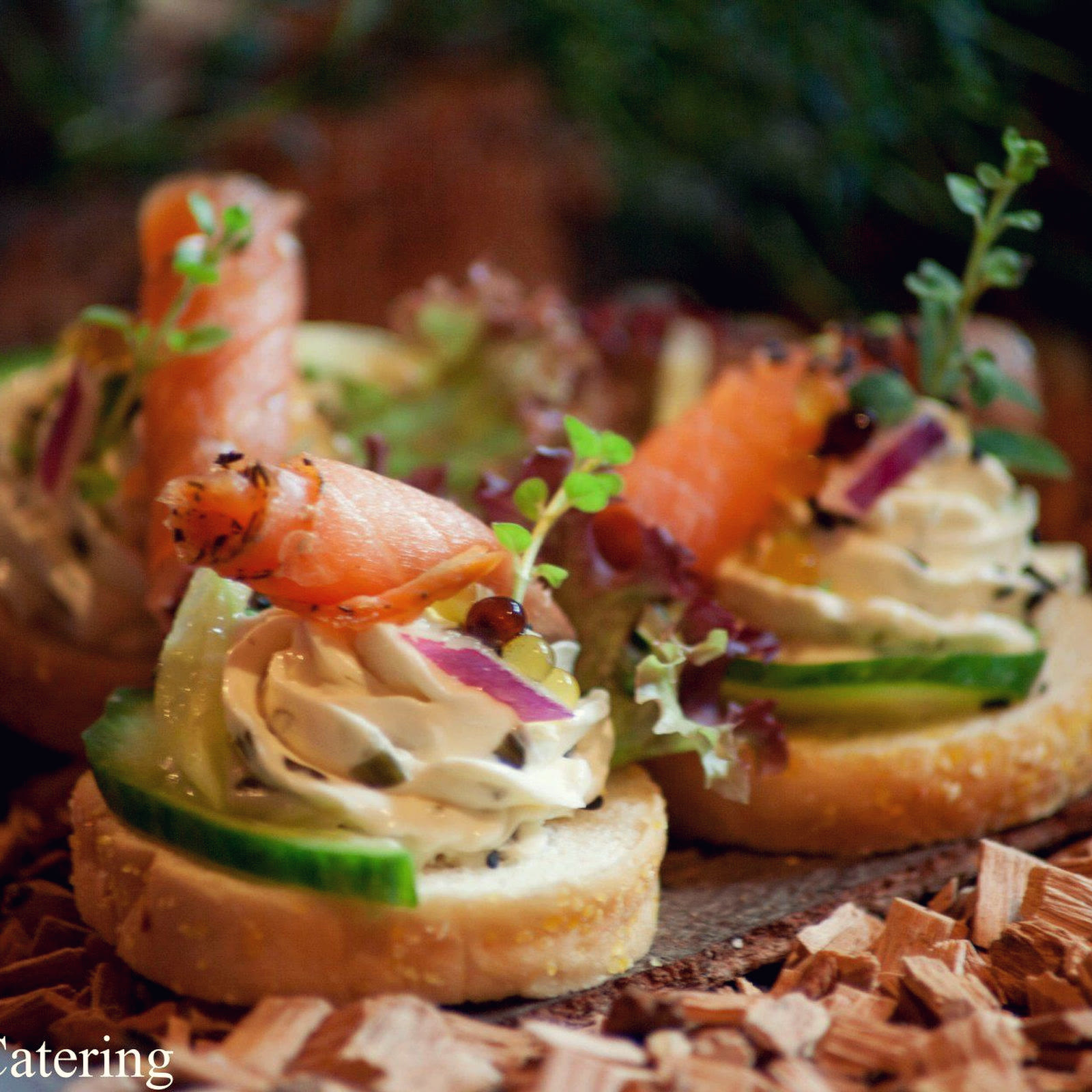 Gegrilde spiesjes op een houten plank
