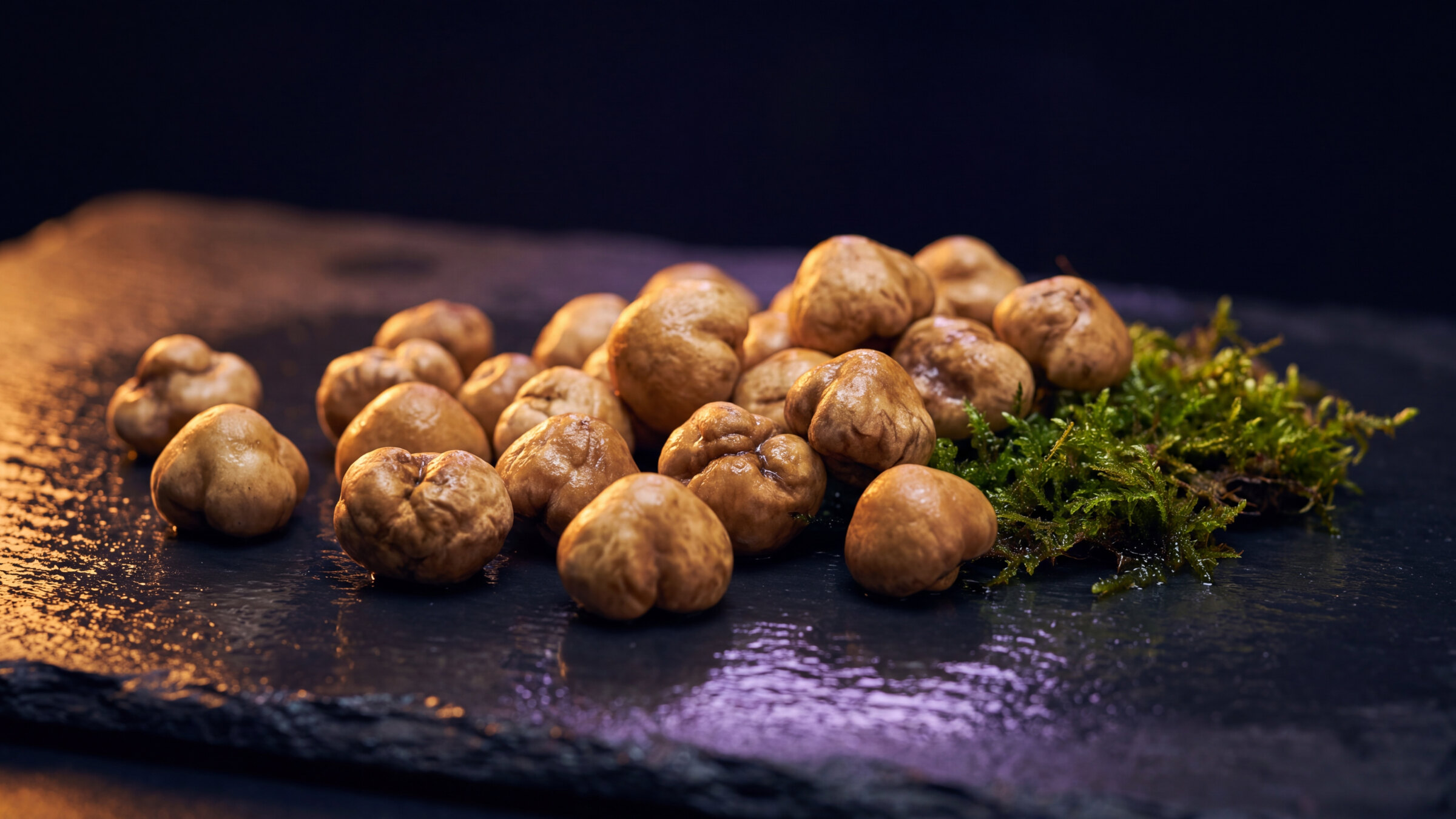 Verse truffels op leisteen met mos