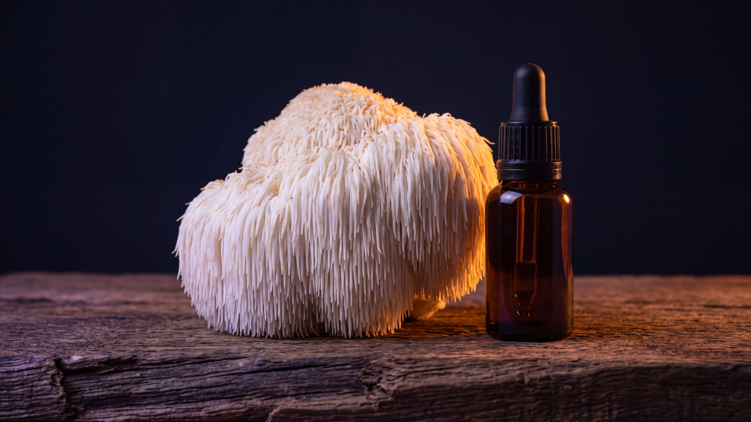 Lion's Mane paddenstoel naast een druppelflesje