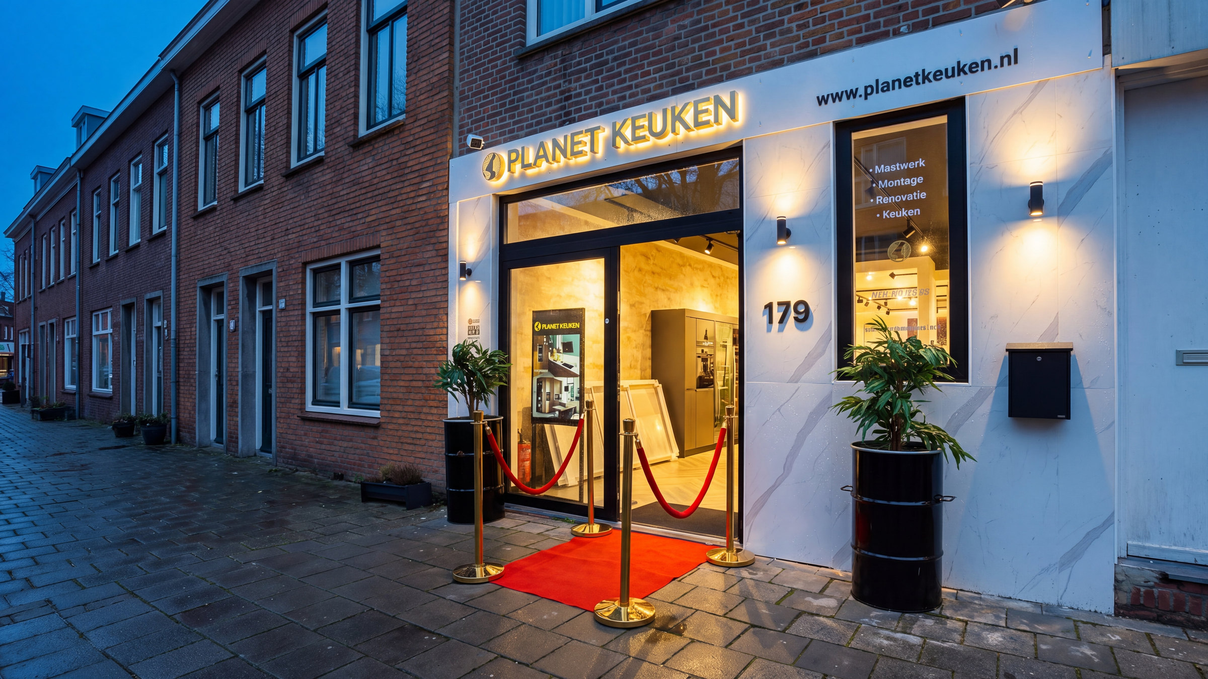 Pand van Planet Keuken aan de Scheepersstraat 179 in Den Haag bij schemer
