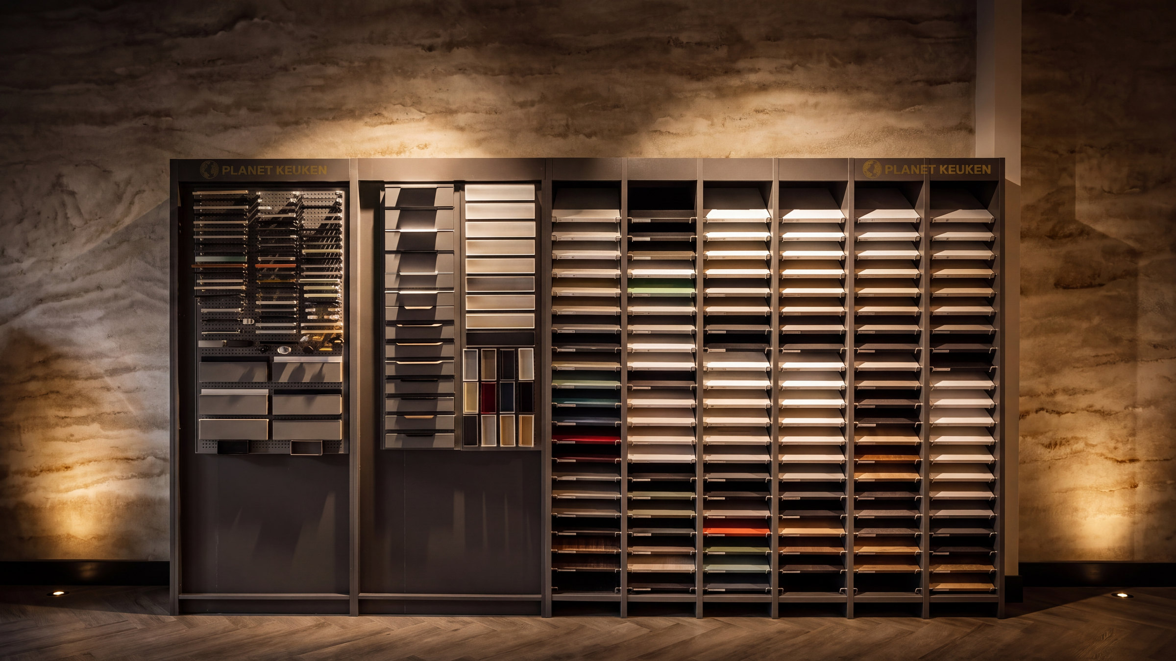 Stalenwand met fronten, houtsoorten en werkbladen in de showroom