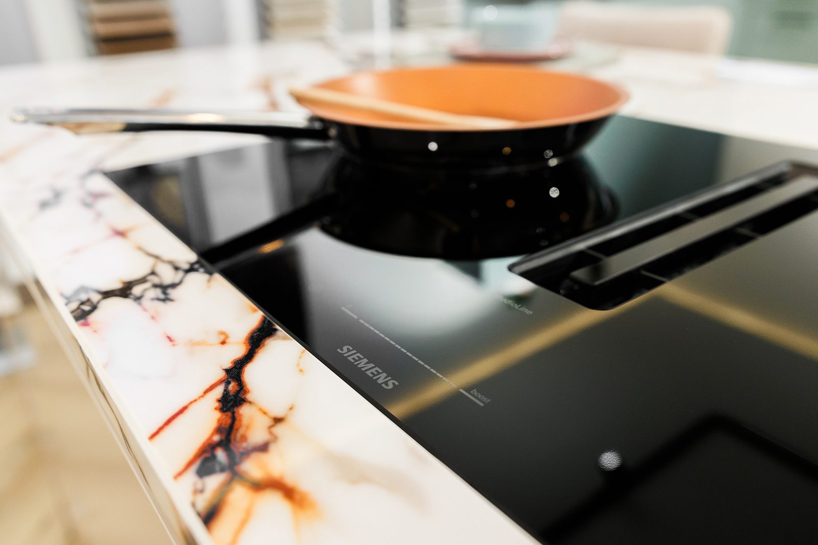 Kookplaat en apparatuur in de showroom