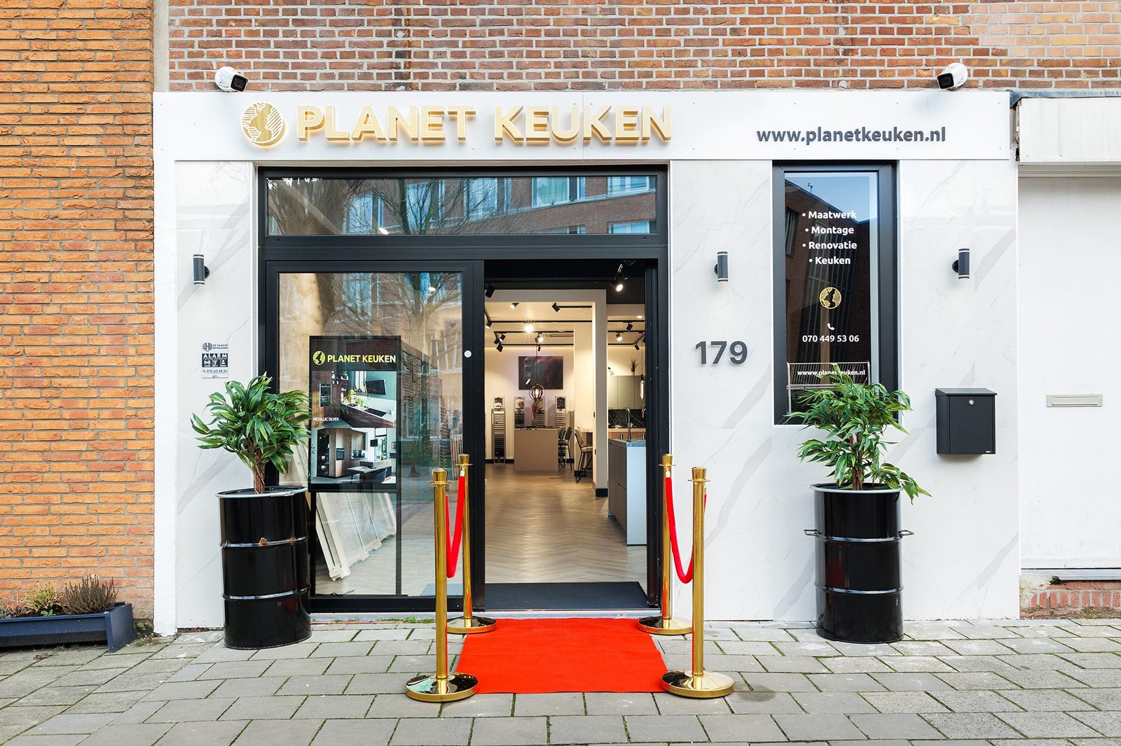 Voorgevel van Planet Keuken aan de Scheepersstraat met rode loper