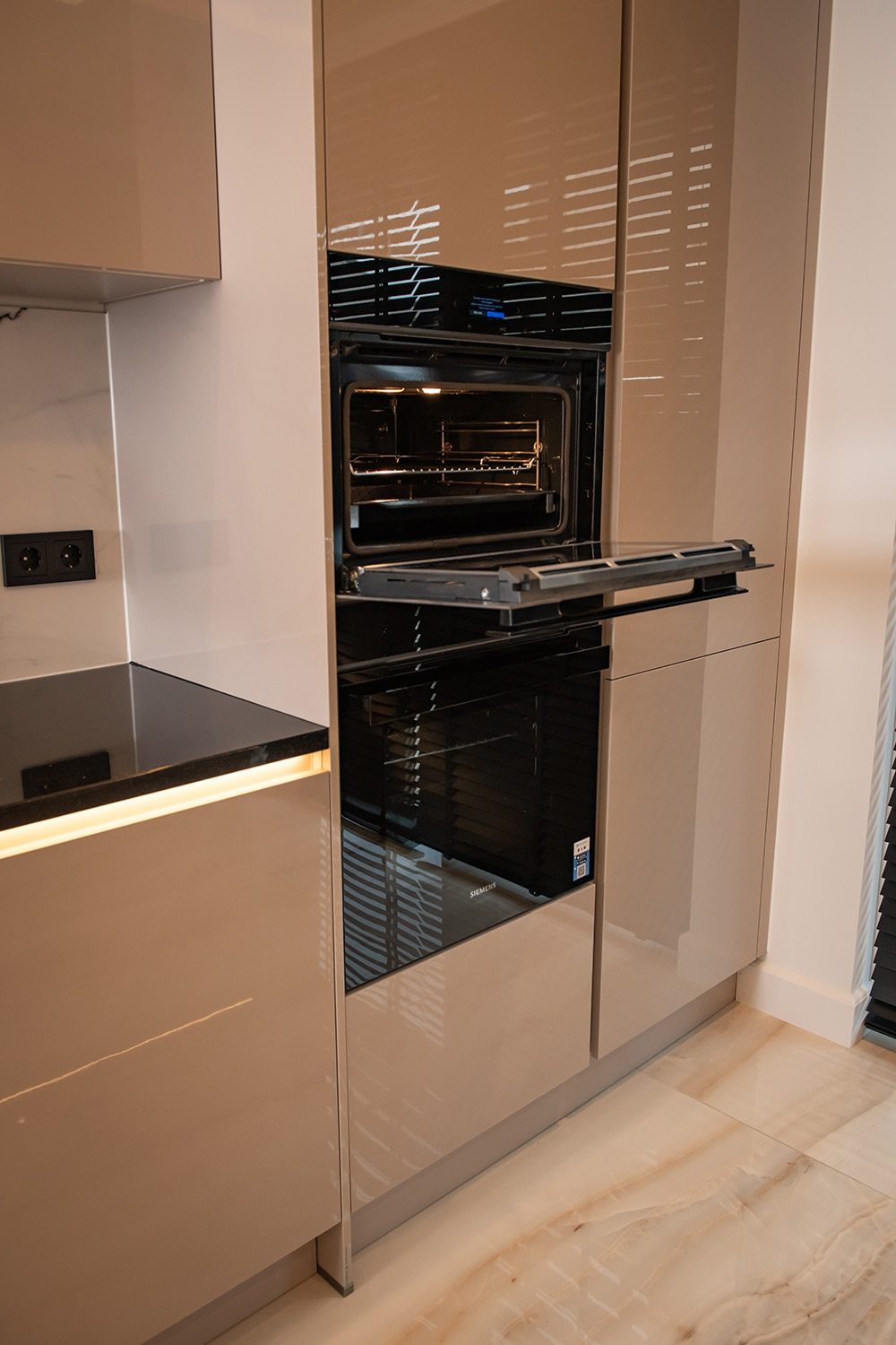 Hoogglans taupe keuken, detail