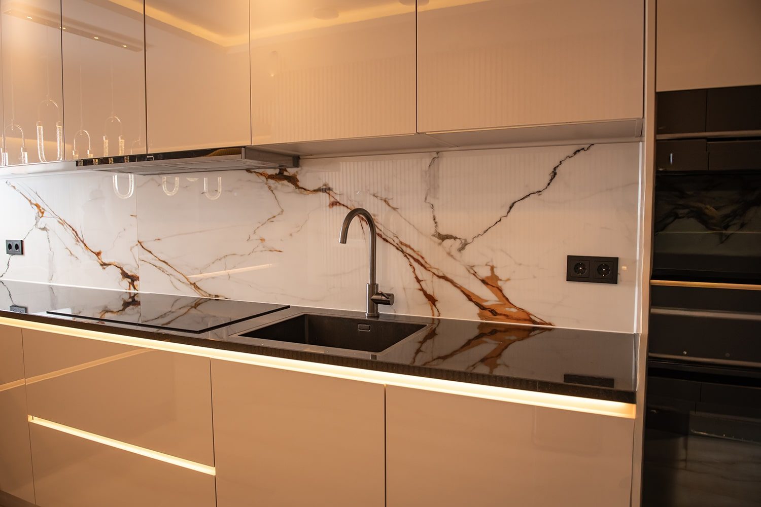 Hoogglans taupe keuken, werkblad