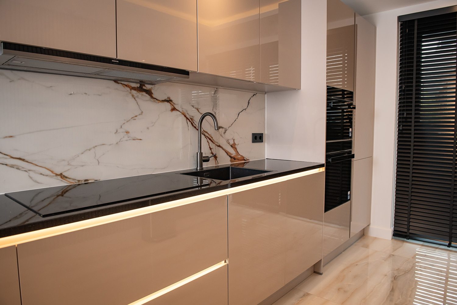 Hoogglans taupe keuken, kasten
