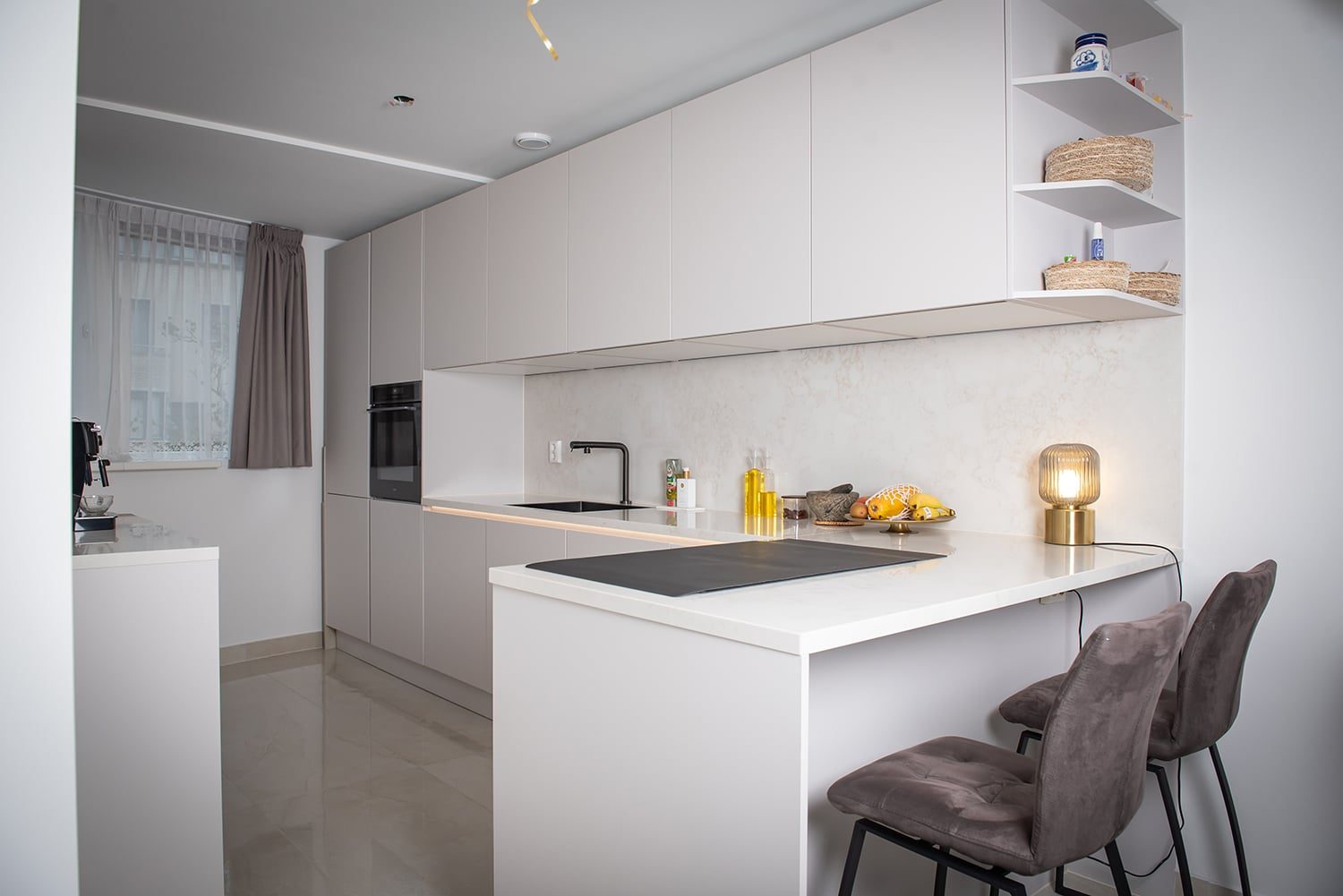 Moderne witte keuken