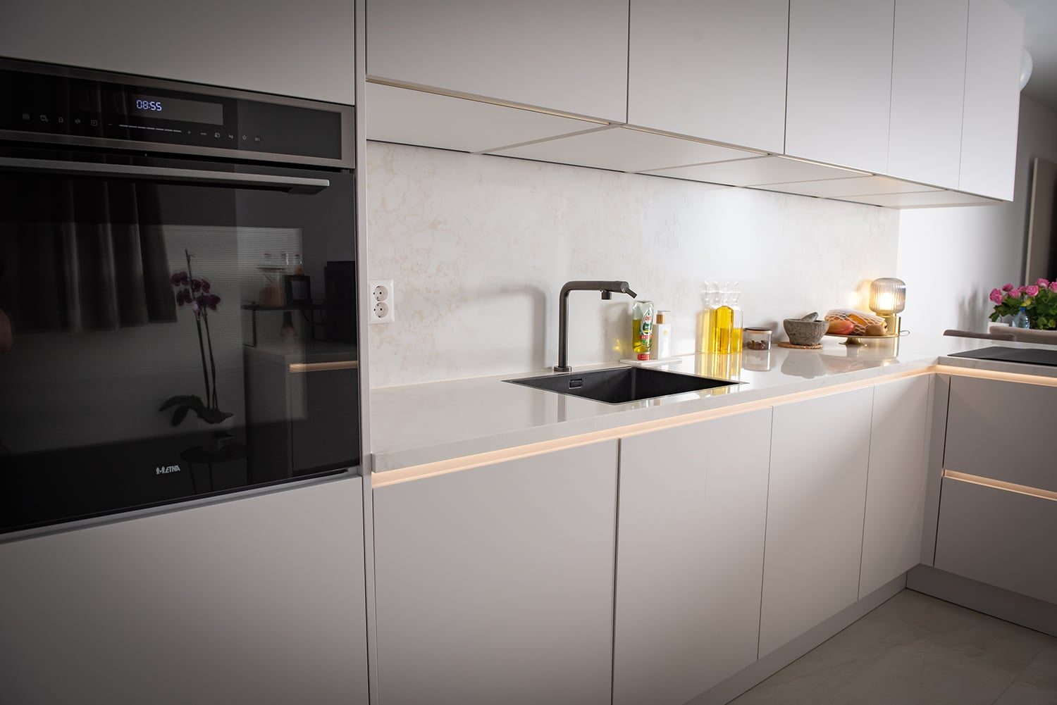Moderne witte keuken, detail