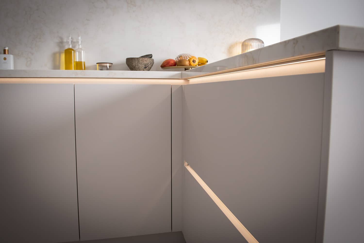 Moderne witte keuken, werkblad