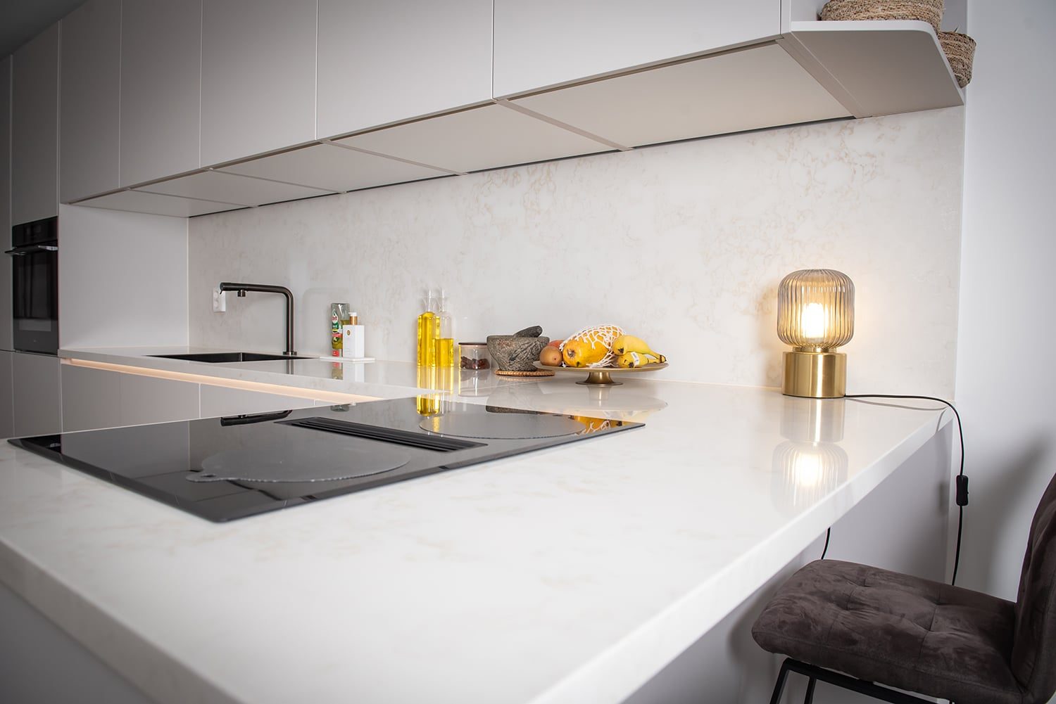 Moderne witte keuken, kasten