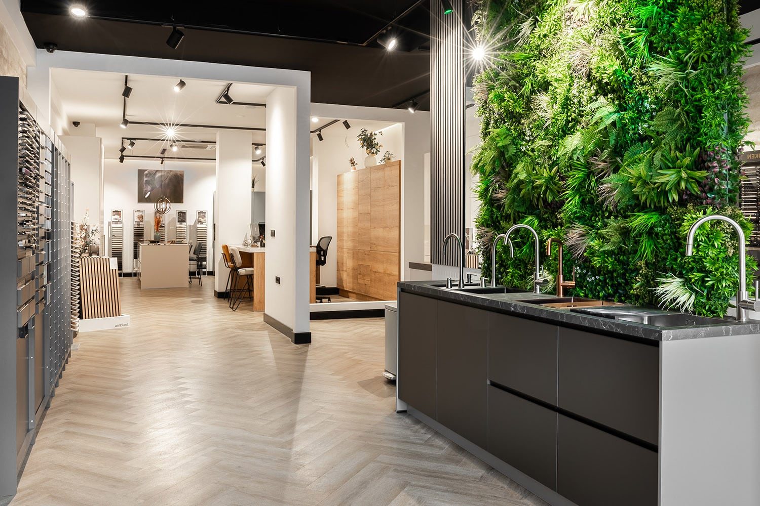 Showmodellen in de showroom van Planet Keuken